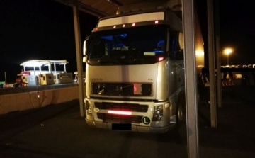  Illegális migránsok egy török kamionban