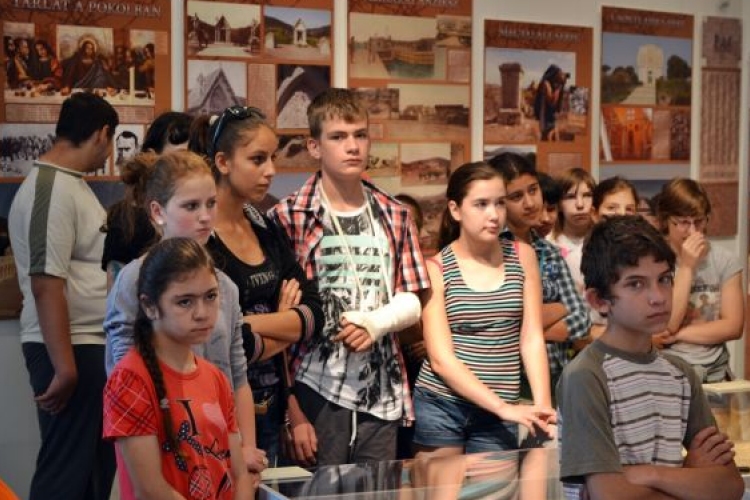 Kétszáz diák ismerte meg a Szamár-sziget szellemkatonáinak történetét