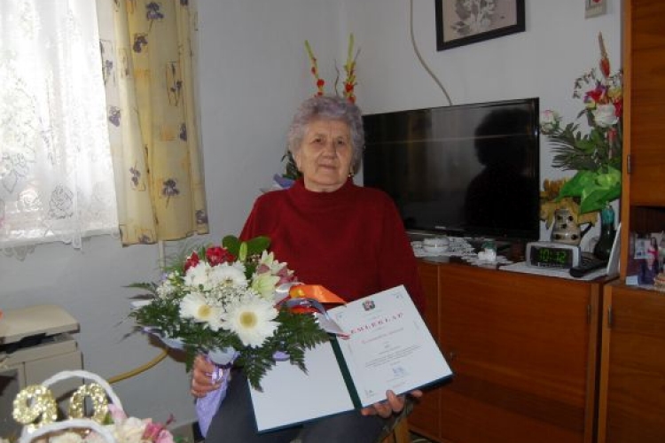 Szentandrási Jánosné Jusztika nénit 90. születésnapján köszöntötték az önkormányzat dolgozói