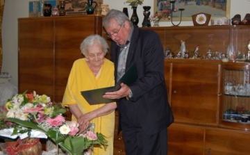 90. születésnapján köszöntötte Hiermann Károlyné Lídia nénit Dr. Kószó Péter alpolgármester