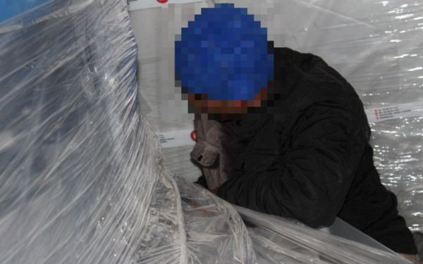 Fémszerelvények között rejtőztek