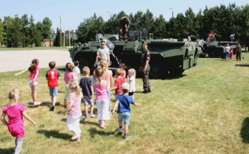 Kinyílik a vásárhelyi laktanya kapuja