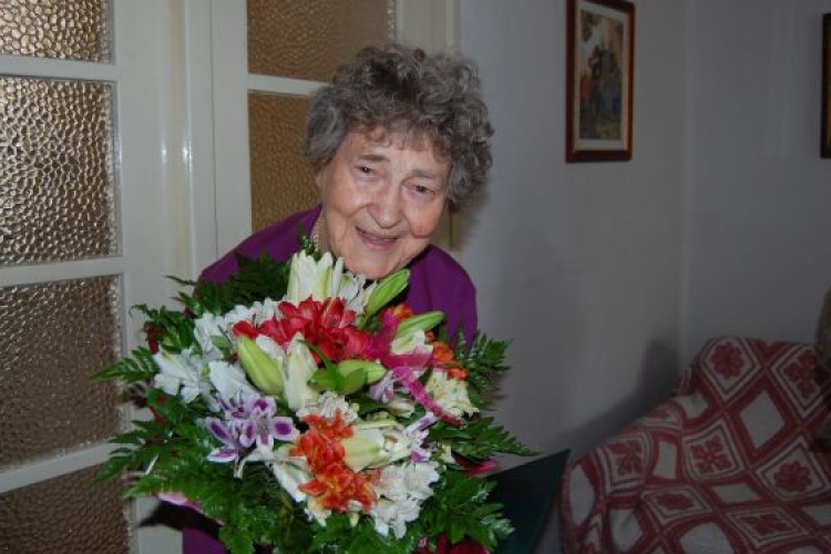 Vámos Sándorné Erzsike nénit 90. születésnapján köszöntötték az önkormányzat dolgozói