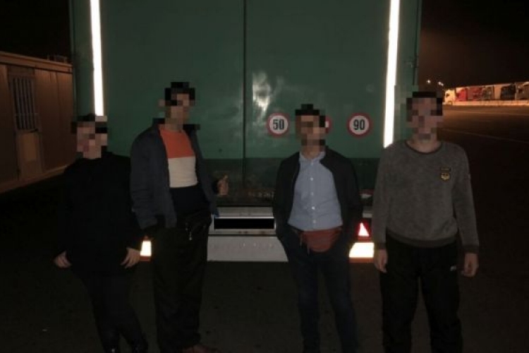 Négy illegális migráns egy román kamionban