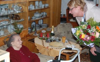 90. születésnapján köszöntötte Szomszéd Andrásnét az önkormányzat munkatársa