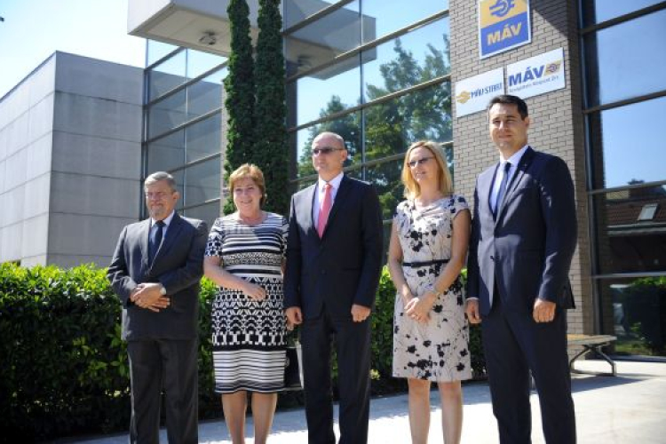 Táblaavatóval indította duális képzését a MÁV-csoport és a Dunaújvárosi Egyetem