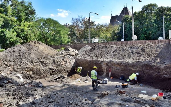 Próbafeltárás az Alföldi Galéria udvarán