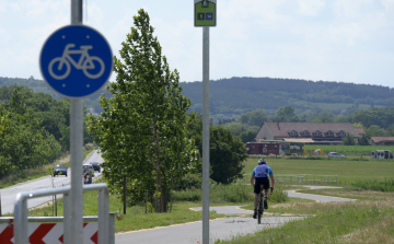 Átadták a Budapest-Balaton kerékpáros útvonal első szakaszát