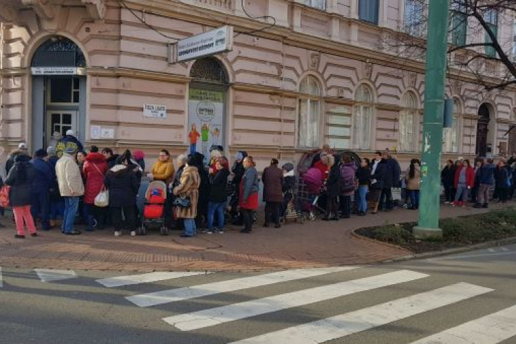 Karácsonyi csomag várt 300 nélkülöző családot