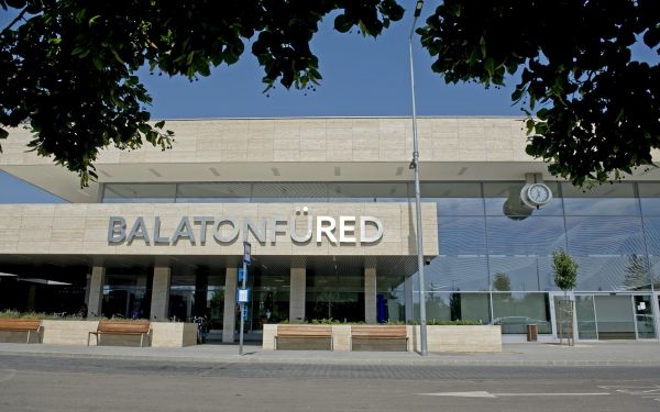 Modern és korszerű vasútállomás, buszpályaudvar és parkoló fogadja a nyaralókat Balatonfüreden