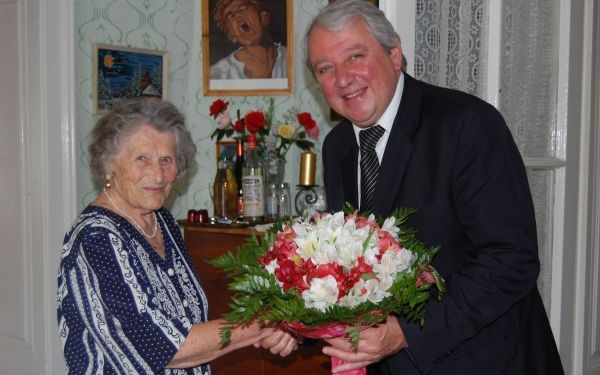 Hegedűs Lászlóné Marika nénit 90. születésnapján köszöntötte Kószó Péter alpolgármester