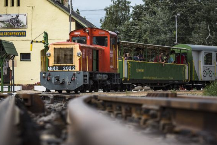 Szeptember elejéig várja az utasokat a balatonfenyvesi kisvasút