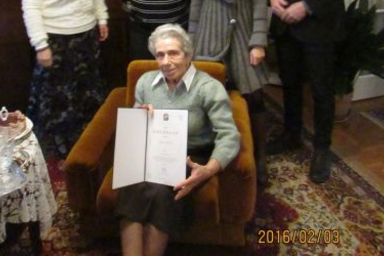 Juhász Józsefné Etelka nénit 90. születésnapján köszöntötték az önkormányzat munkatársai