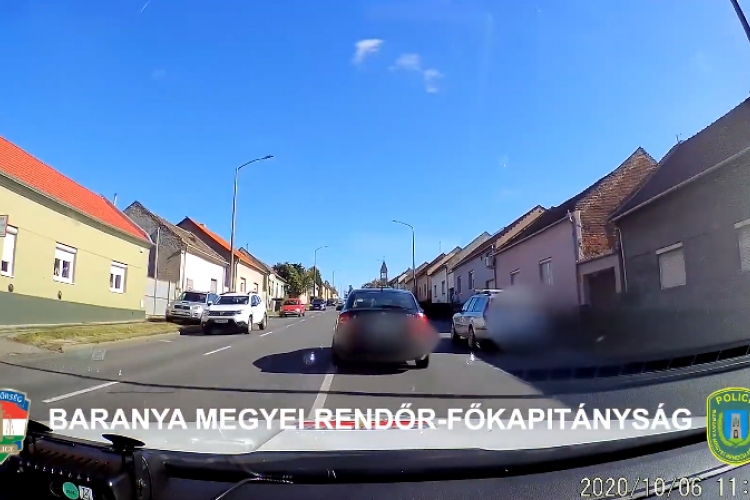 Több rendőrautó is összetört a menekülő autós - VIDEÓVAL