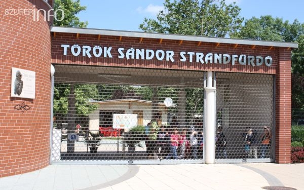 2021 méteres úszóváltó a Török Sándor Strandfürdőben