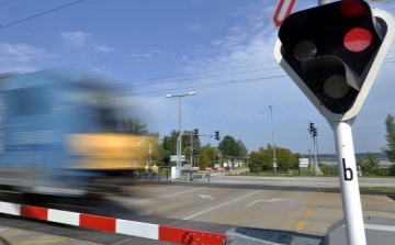 Mindig fokozott óvatossággal közelítsék meg a vasúti átjárókat! – kéri az autósoktól a MÁV