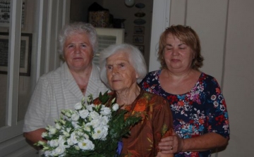 Szabó Imréné Margit nénit 90. születésnapján köszöntötték az önkormányzat dolgozói