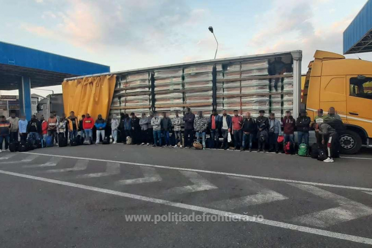 Koporsószállító autóban próbált Magyarországra szökni 36 migráns