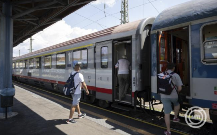 Vitézy Dávid: működik a vasúti és a buszközlekedés az országban