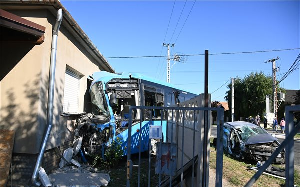 Busszal ütközött egy személyautó Gyálon, öten megsérültek