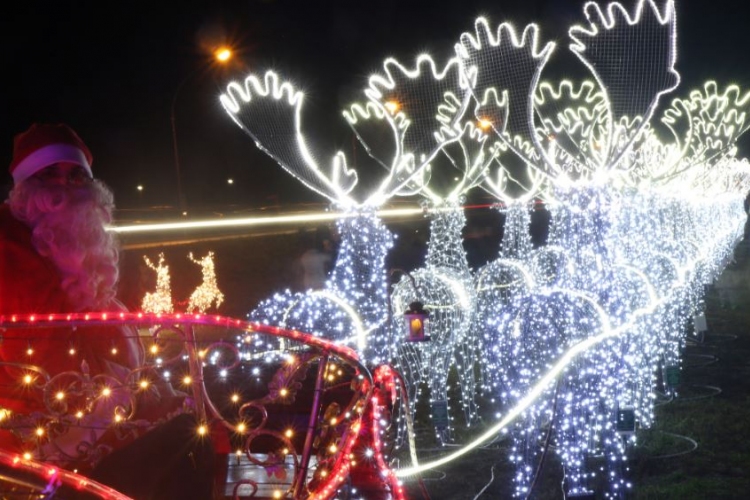 Szerencs: Az ország legnagyobb karácsonyi világító szarvasfogatát készítették el
