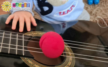 Hangszer adományokkal segítik a gyermekeket