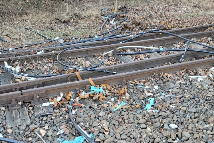 Jelentős fennakadásokat okozott a Keleti pályaudvar vonatforgalmában a kábellopás, a MÁV feljelentést tett