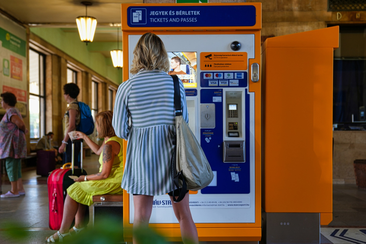 Már minden elővárosi vonalon üzemelnek az új jegykiadó automaták