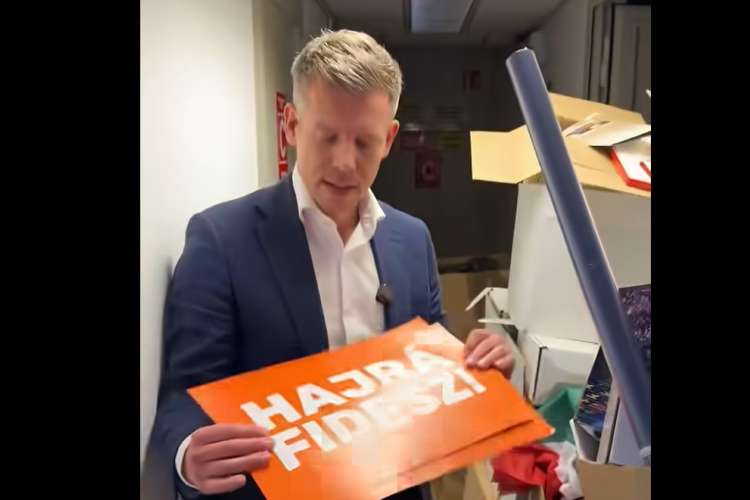 Magyar Péter feljelentést tesz, fidezses szóróanyagokat talált az egykori Építési és Közlekedési Minisztérium pincéjében