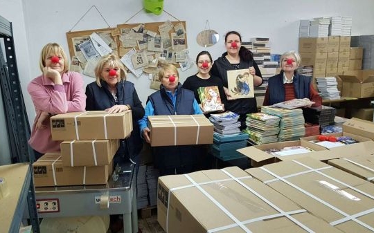 Bohócdoktorok 250 könyvcsomagot röptettek kisgyermekeknek
