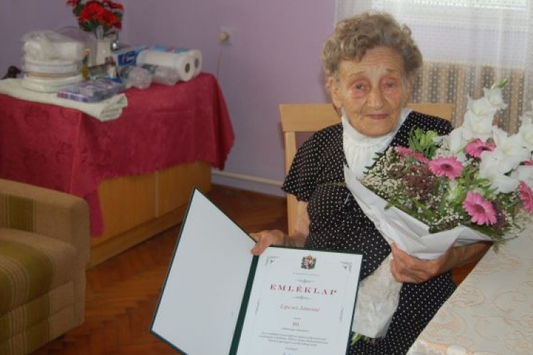 Lipcsei Jánosné Zsuzsika nénit 90. születésnapján köszöntötték az önkormányzat dolgozói