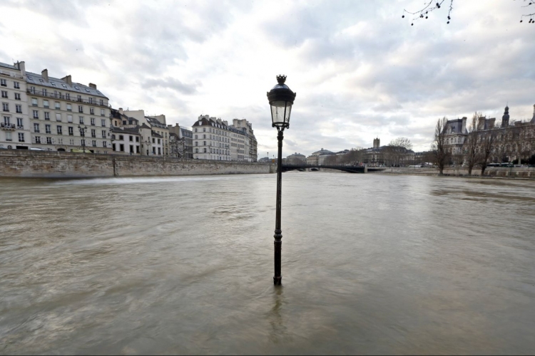 Harmincnégy éves rekordot dönt meg a Szajna szintje Párizsban, két halott
