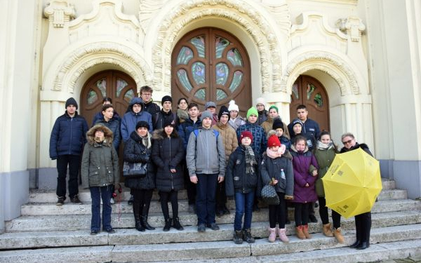 Aranysáfrány a Soá gyermekáldozatainak emlékére