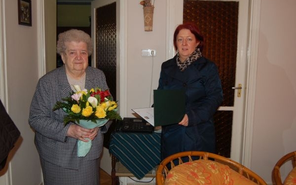 Ágoston Lajosné Erzsike nénit 90. születésnapján köszöntötték az önkormányzat munkatársai