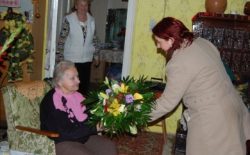 90. születésnapján köszöntötték az önkormányzat dolgozói Pintér Mihálynét