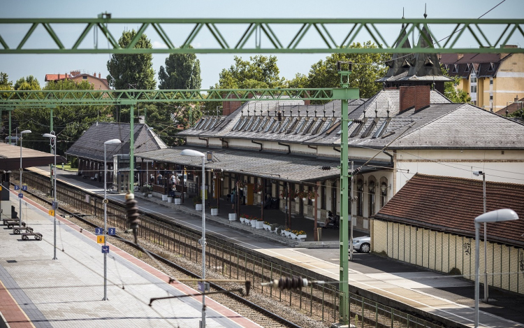 Vers a peronon - Nyáron és ősszel már országszerte hallhatók versek a vasút- és buszállomásokon