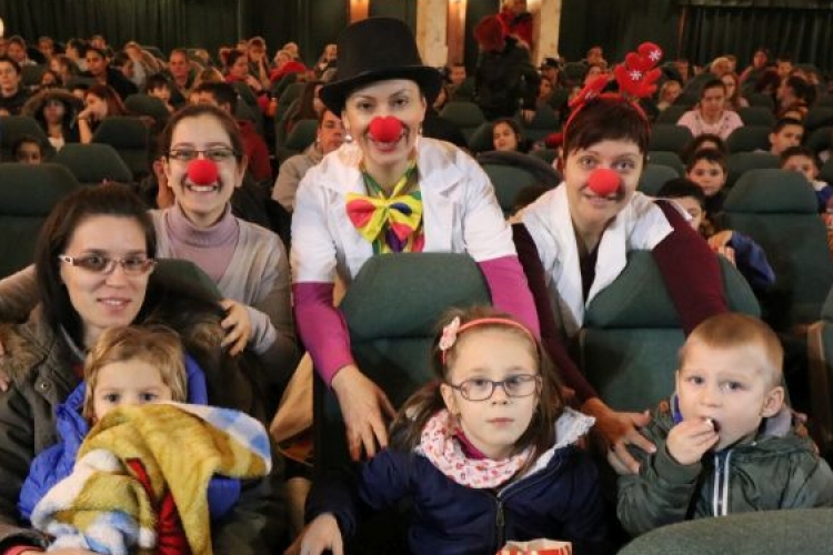 Bohócdoktorok vittek moziba ötszáz gyermeket