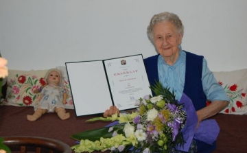 Bereczki Sándorné Jusztika nénit 90. születésnapján köszöntötték az önkormányzat dolgozói