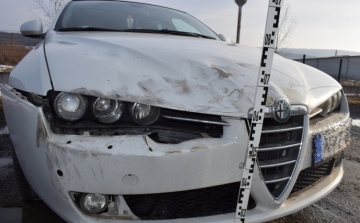 Teherkocsi leváló gumija vágódott egy parkoló autónak
