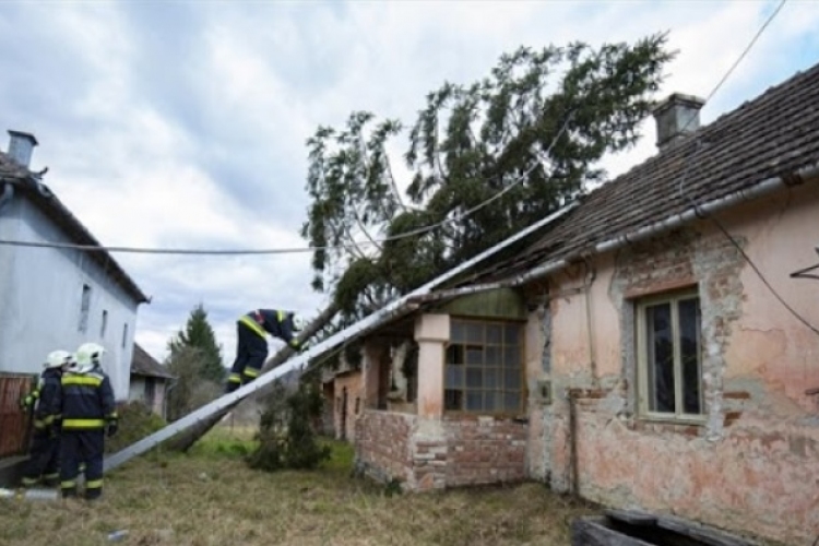Szombat estig 140 viharkárhoz riasztották a katasztrófavédelem egységeit