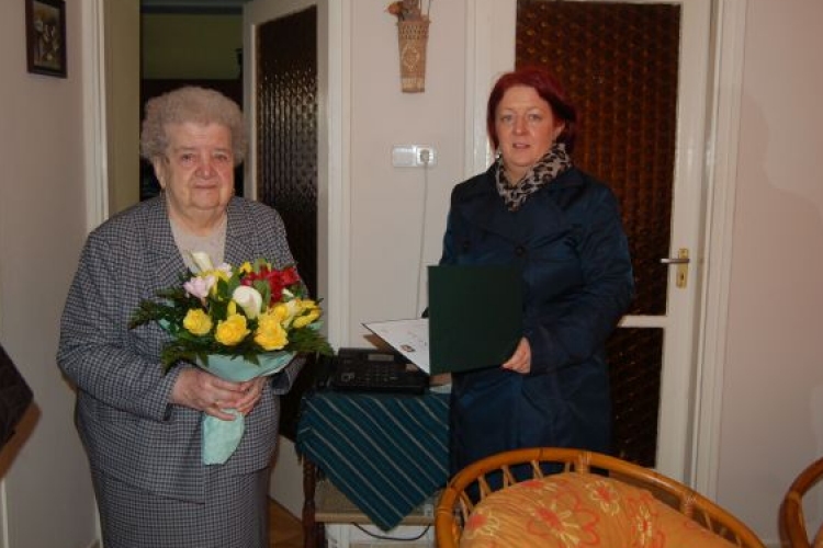 Ágoston Lajosné Erzsike nénit 90. születésnapján köszöntötték az önkormányzat munkatársai
