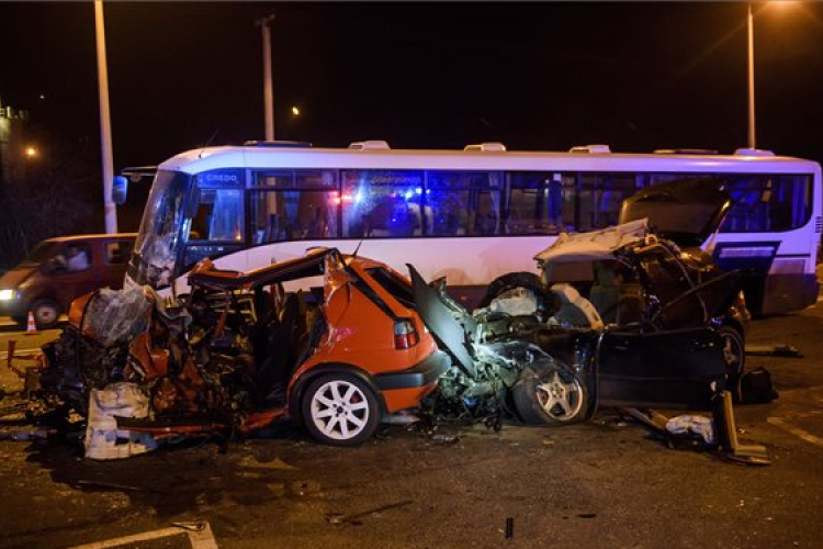 Busz és két autó ütközött Salgótarjánban – egy ember meghalt