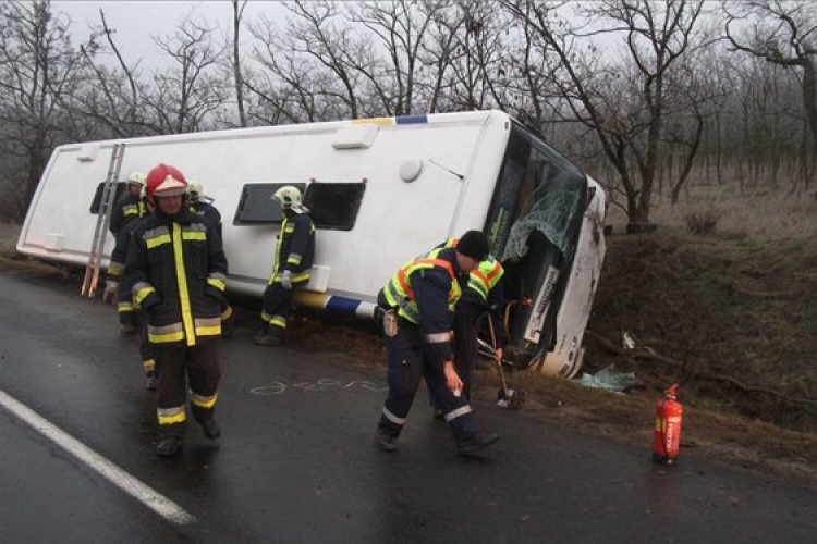 Felborult egy helyközi autóbusz Székesfehérvár és Pátka között