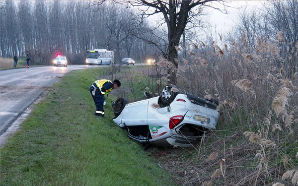 Felborult egy autó Kecskemét közelében 