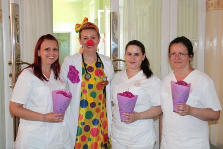 Bohócdoktorok virágcsokrai ajándékozták meg a kórházi dolgozókat