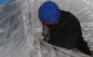 Fémszerelvények között rejtőztek