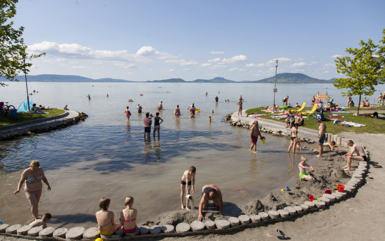 Folytatódnak a strandfejlesztések a Balatonnál