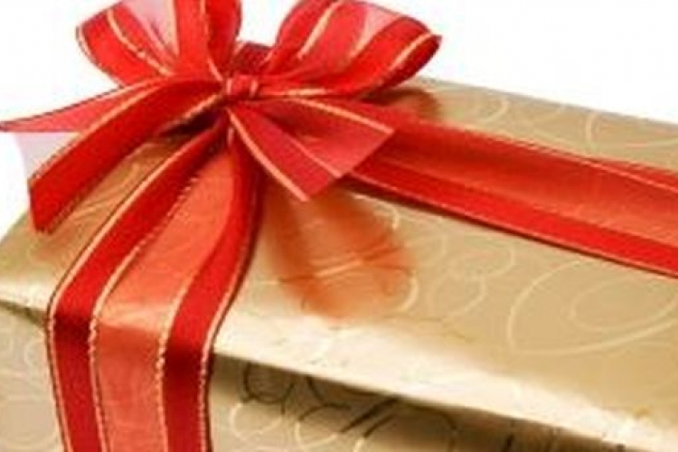 A Csongrád Megyei NAV munkatársai karácsonyi csomagokat ajándékoznak