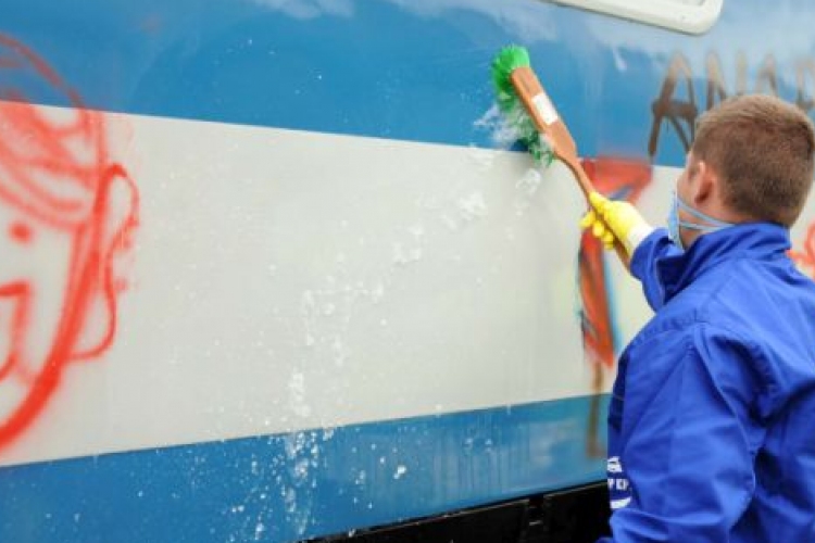 Kevesebb a vonatokon a graffiti, de így is milliókba kerül az eltávolításuk