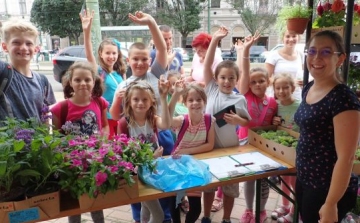 Ezer család kapott cserepes virágot a városszépítési programban